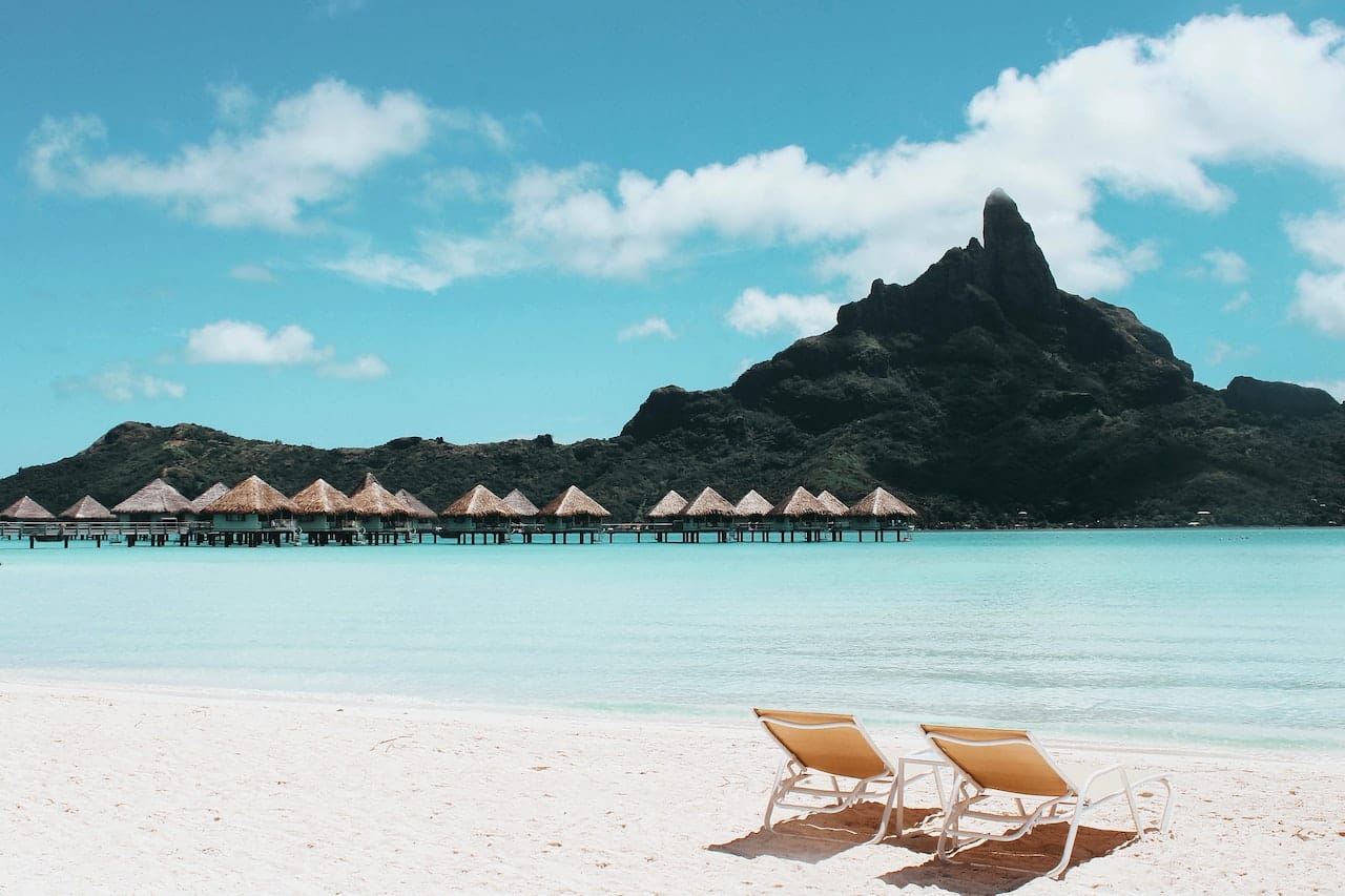 A scenic picture of a white sand beach